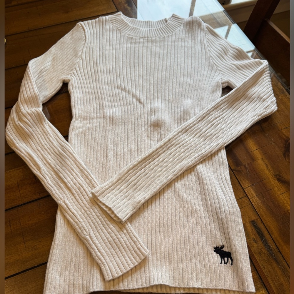 Abercrombie Kids white sweater. Perfect condition. Size 11/12.